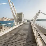 Seafront Lux Inc Pool, Upmarket Area Апартаменты