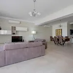 Seafront Lux Inc Pool, Upmarket Area Апартаменты