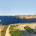 Seafront Lux Inc Pool, Upmarket Area Apartment *
