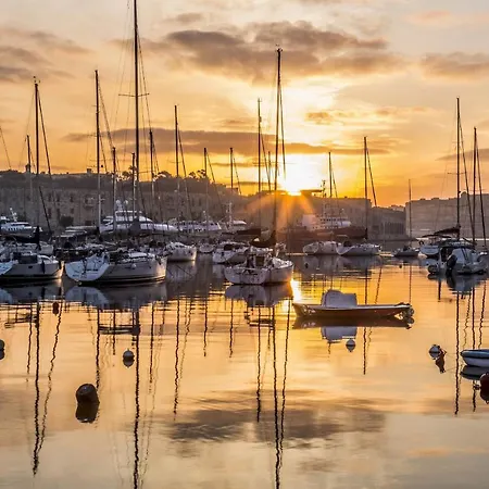 Seafront Lux Inc Pool, Upmarket Area Apartment *