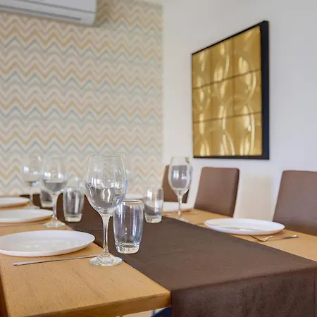 Seafront Lux Inc Pool, Upmarket Area Lejlighed