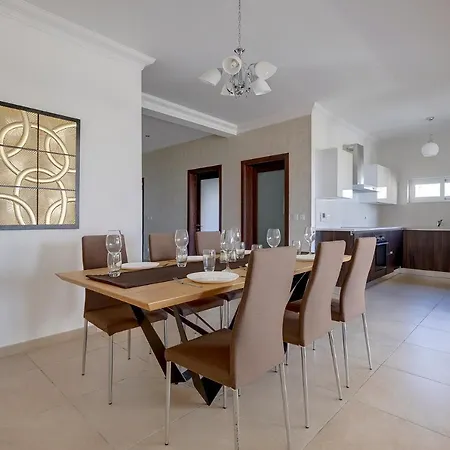 Seafront Lux Inc Pool, Upmarket Area