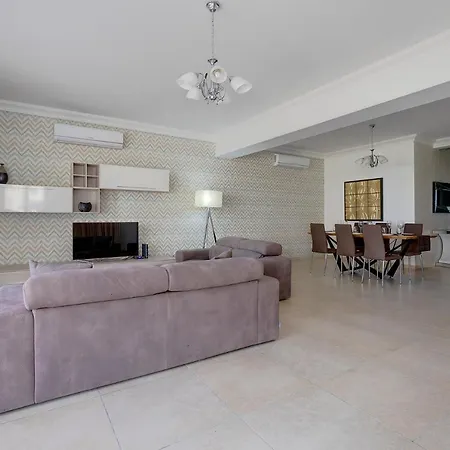 Seafront Lux Inc Pool, Upmarket Area Lejlighed