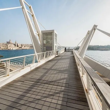 Seafront Lux Inc Pool, Upmarket Area Apartment Sliema