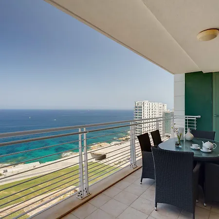 Seafront Lux Inc Pool, Upmarket Area Apartment