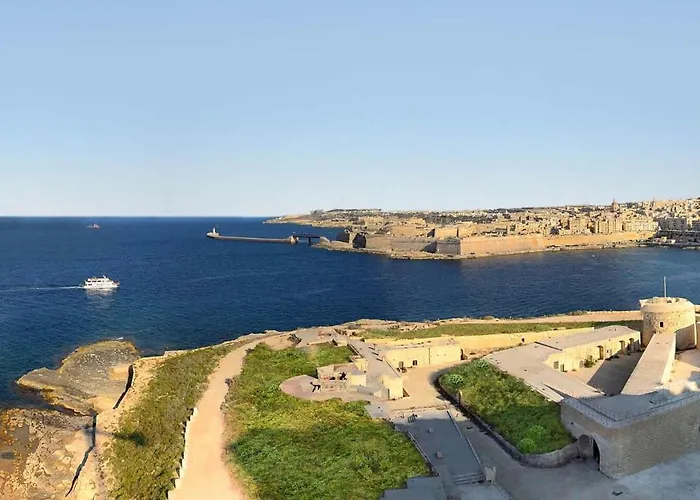 Seafront Lux Inc Pool, Upmarket Area Apartment *