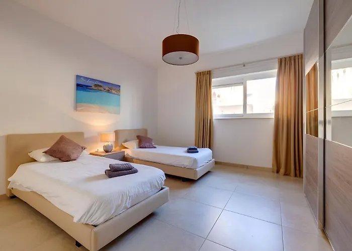 Seafront Lux Inc Pool, Upmarket Area Apartment