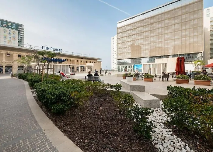 Seafront Lux Inc Pool, Upmarket Area Lägenhet *