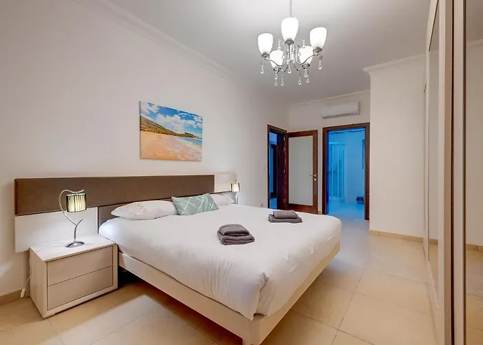 Lägenhet Seafront Lux Inc Pool, Upmarket Area