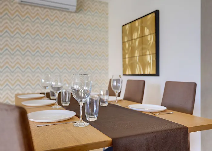 Seafront Lux Inc Pool, Upmarket Area Apartment Sliema