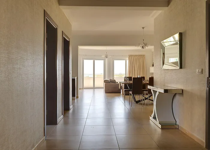 Seafront Lux Inc Pool, Upmarket Area Apartment Sliema